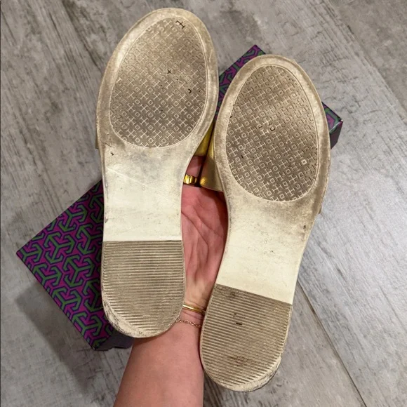 TORY BURCH - WOMEN’S GOLD LOGO JELLY SLIDE - SIZE 8 - Picture 4 of 9